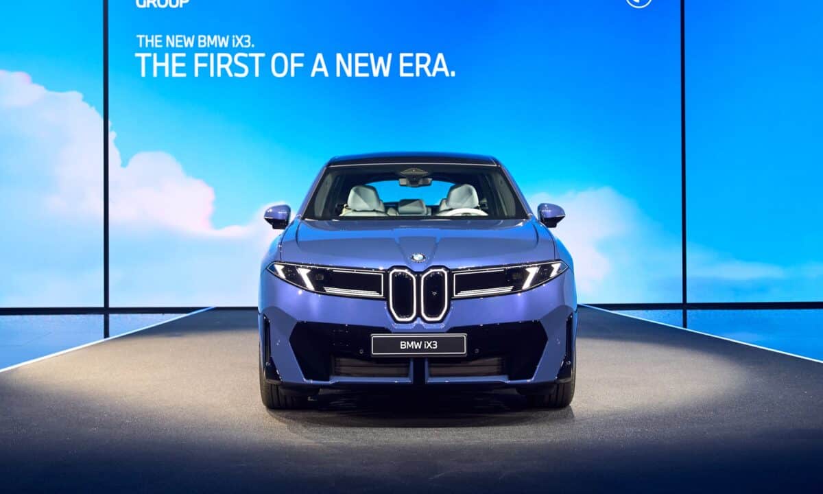ב.מ.וו iX3 החדשה – חזית עם גריל סגור, פנסים צרים ועיצוב אווירודינמי מודרני