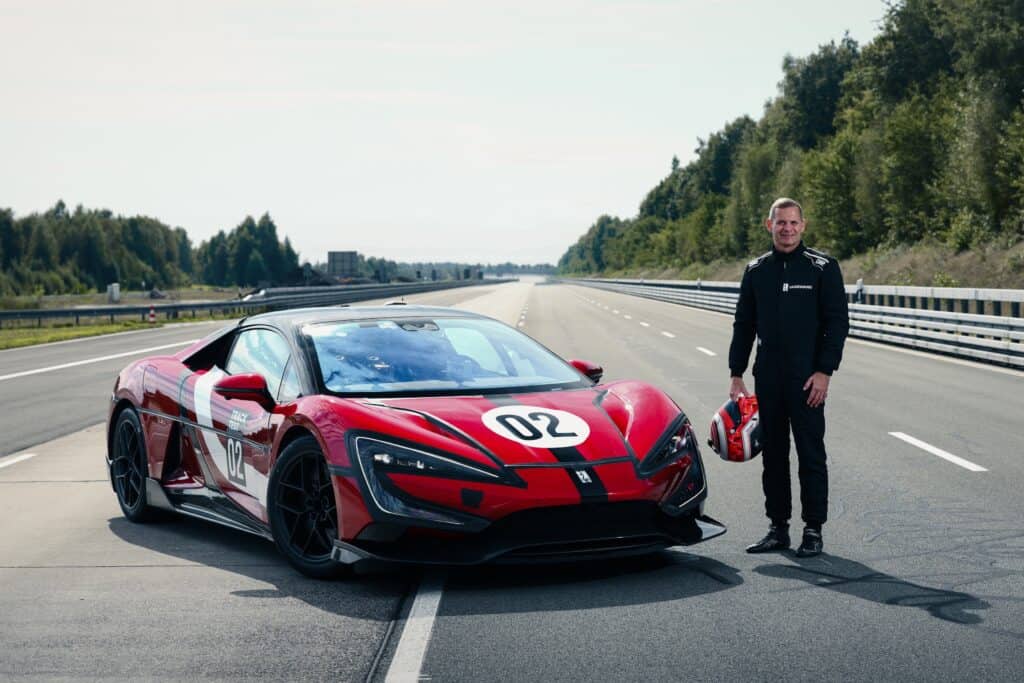 נהג המירוצים מרק בסנג לצד יאנגוואנג U9 אקסטרים