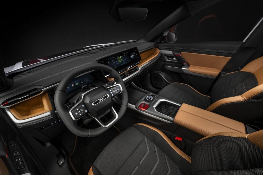 פנים הרכב וסביבת הנהג ג׳יפ קומפאס חשמלי 4xe