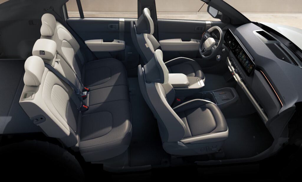 פנים הרכב והמושבים בקיה EV3