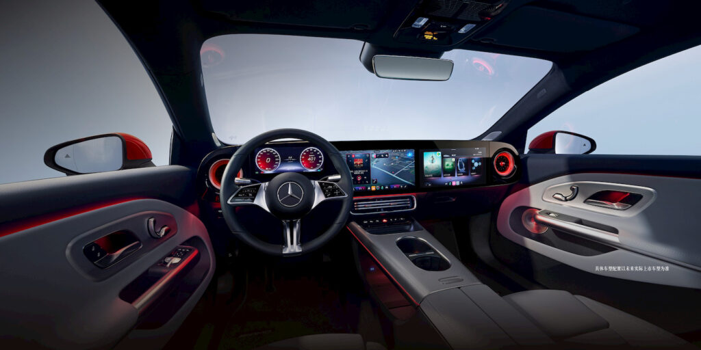 פנים הרכב וסביבת הנהג של מרצדס CLA החשמלית עם שלושה מסכים גדולים