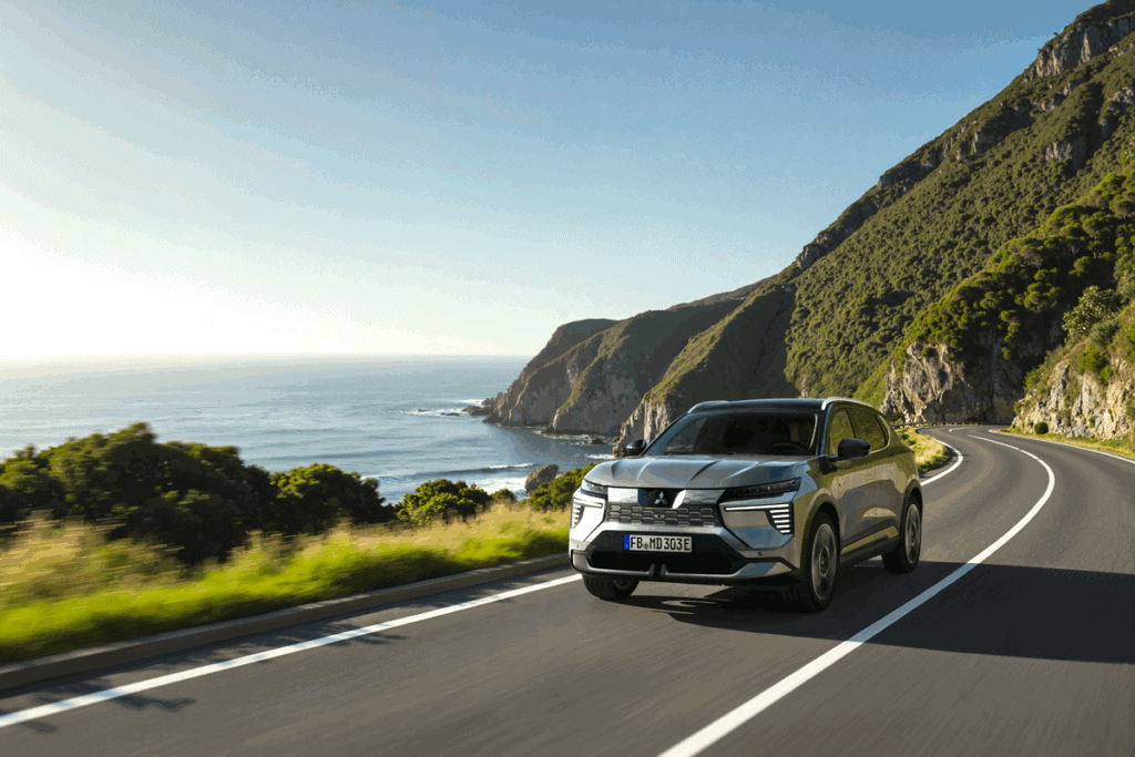 מיצובישי אקליפס קרוס חשמלי בנסיעה בנופים הרריים