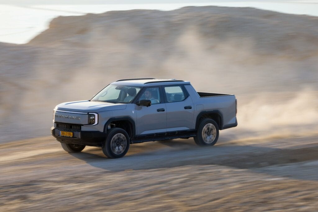 מבט צד על טנדר חשמלי מקסוס eTerron 9 בנסיעה