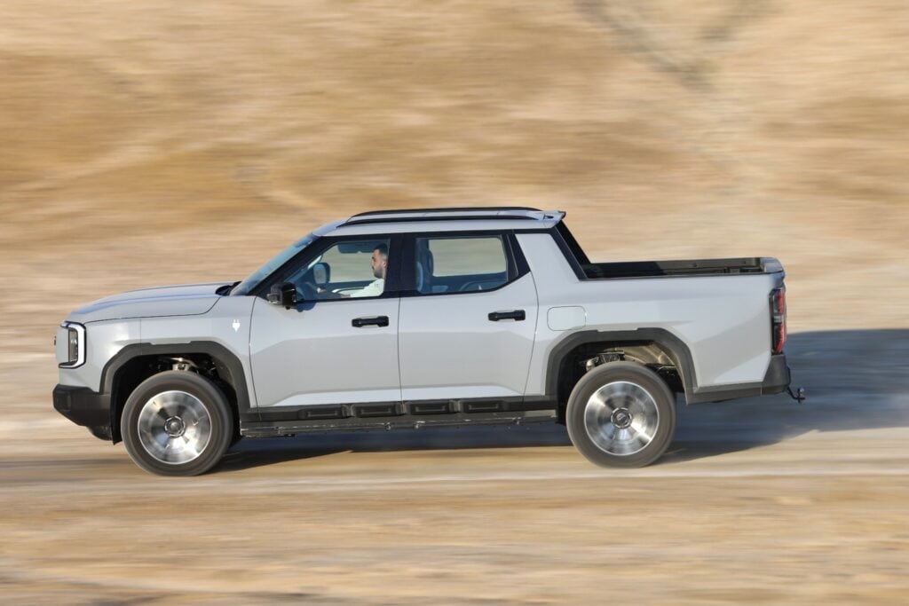 מבט צד על טנדר חשמלי מקסוס eTerron 9