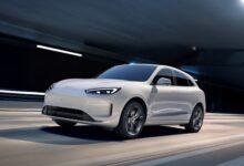 סרס M5 בצבע לבן בנסיעה מהירה בכביש