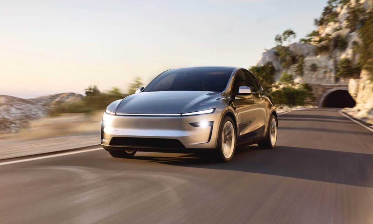 טסלה מודל Y החדשה בצבע כסוף בנסיעה על כביש