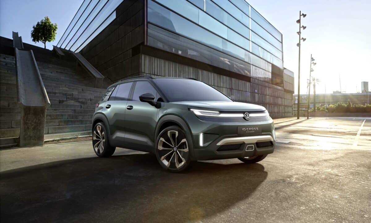 מבט קדמי צידי על פולקסווגן ID.CROSS בסביבה עירונית