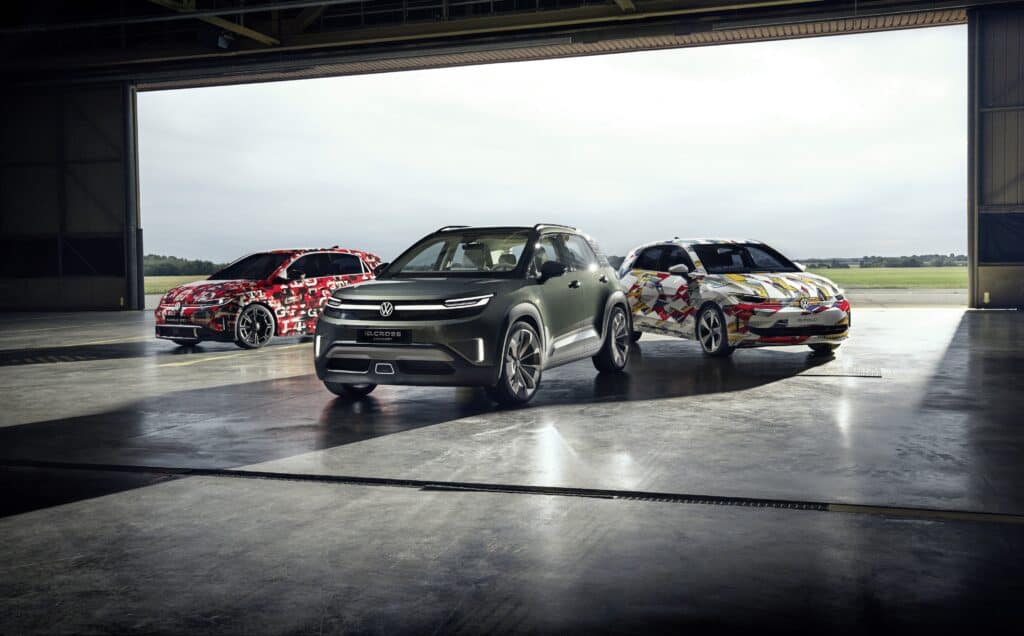 שלושה דגמי קונספט חשמליים של פולקסווגן כולל פולקסווגן ID.Cross קונספט