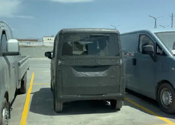 מבט אחורי על תמונה של BYD קטן חשמלי