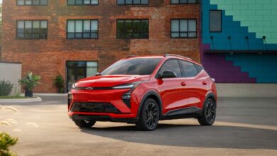 מבט קדמי על שברולט בולט חשמלי מודל 2026 בצבע אדום