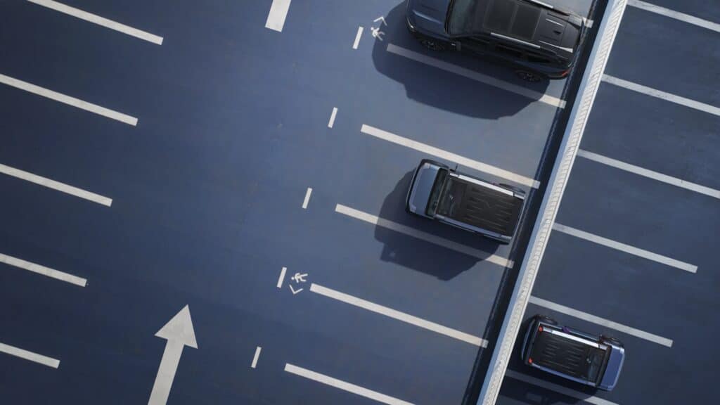 מבט אווירי על דאצ׳יה היפסטר רכב קונספט חשמלי בחניה