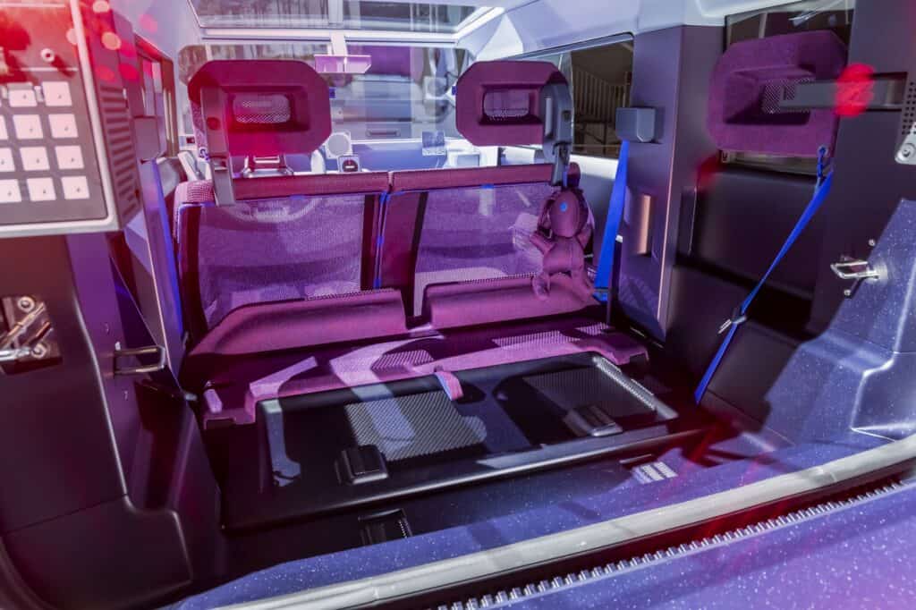 בובת ארנב בתא הנוסעים של הדאצ׳יה היפסטר