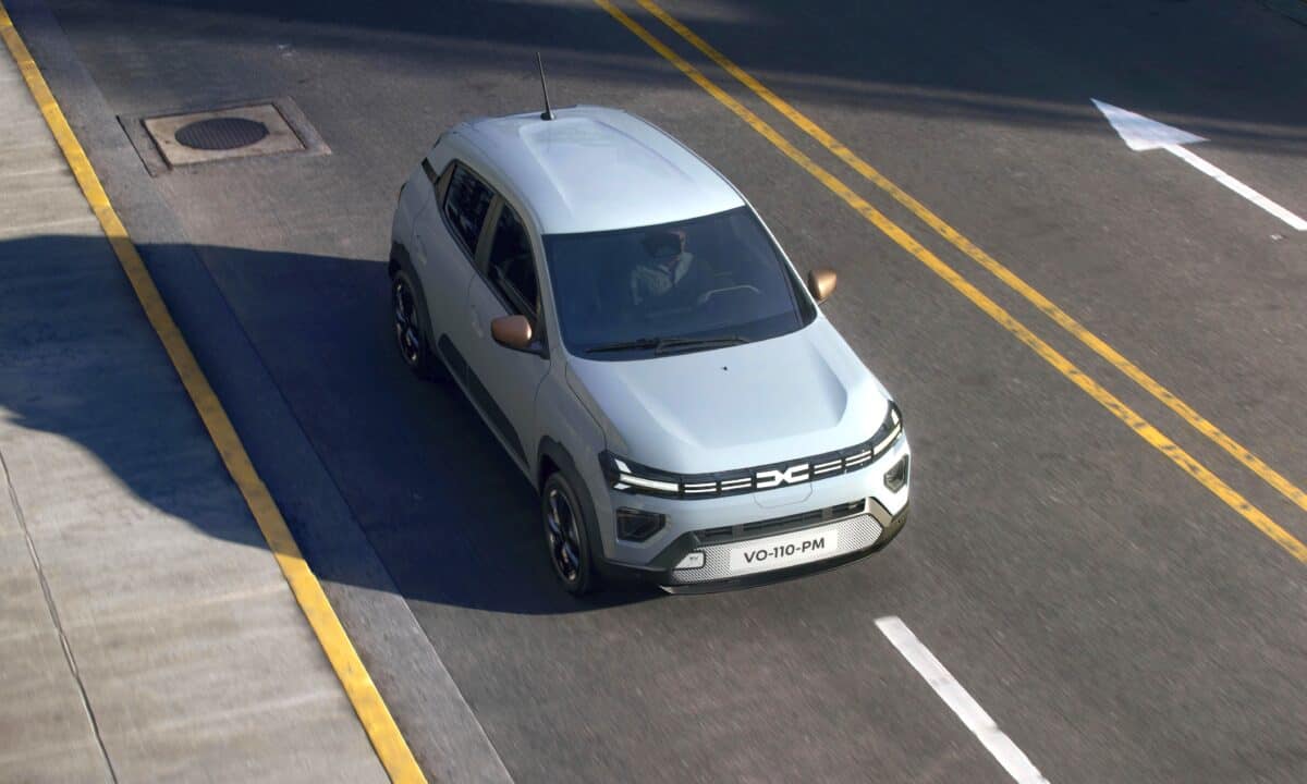 מבט אווירי על דאצ׳יה ספרינג חשמלית בנסיעה על כביש