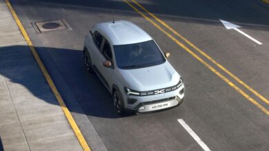 מבט אווירי על דאצ׳יה ספרינג חשמלית בנסיעה על כביש