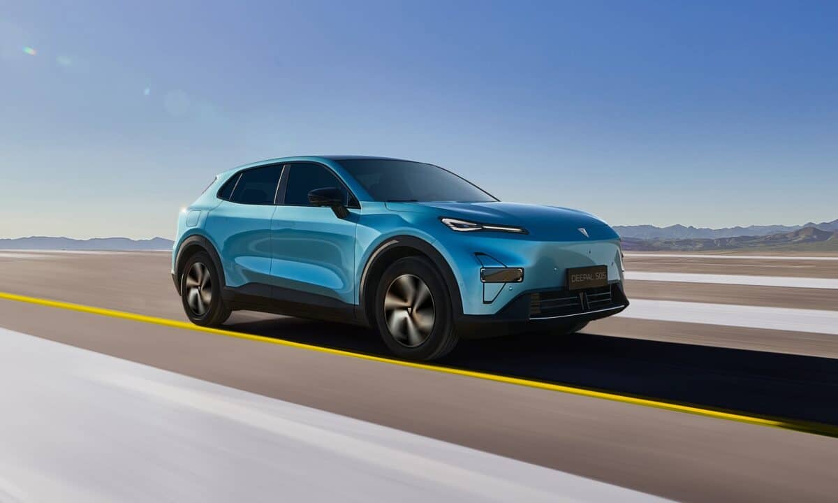 דיפאל S05 רכב חשמלי בצבע כחול בהיר בנסיעה על כביש