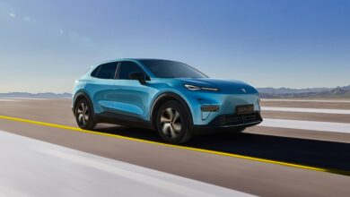 דיפאל S05 רכב חשמלי בצבע כחול בהיר בנסיעה על כביש