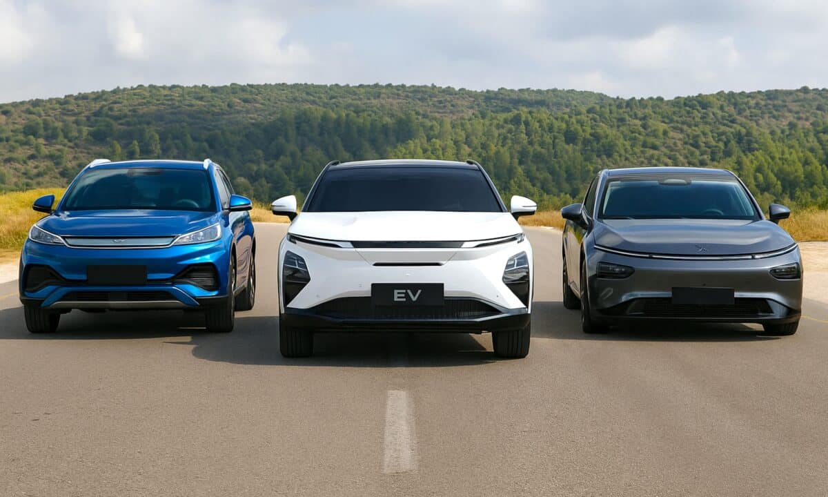 שלושה דגמים חשמליים בנסיעה בישראל - BYD אטו 3, צ׳רי FX EV עם אקספנג G6