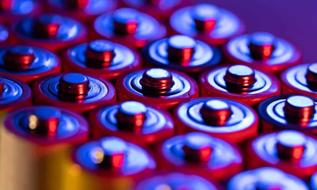 תמונה של סוללות המונחות זו לצד זו כשהצדדים החיוביים פונים כלפי מעלה