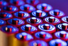 תמונה של סוללות המונחות זו לצד זו כשהצדדים החיוביים פונים כלפי מעלה