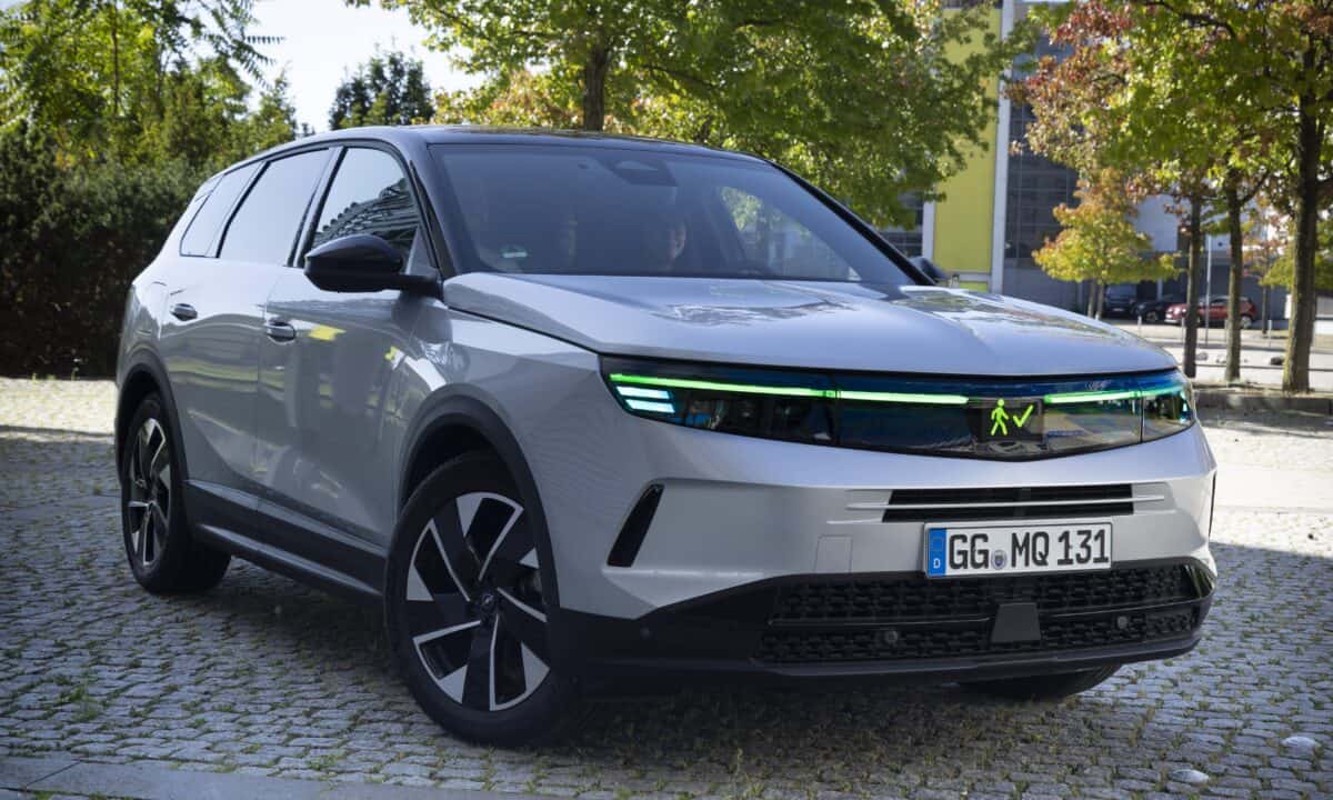 מבט על פס התאורה הקדמי שמציג אור ירוק להולכי רגל באופל גרנדלנד החשמלי