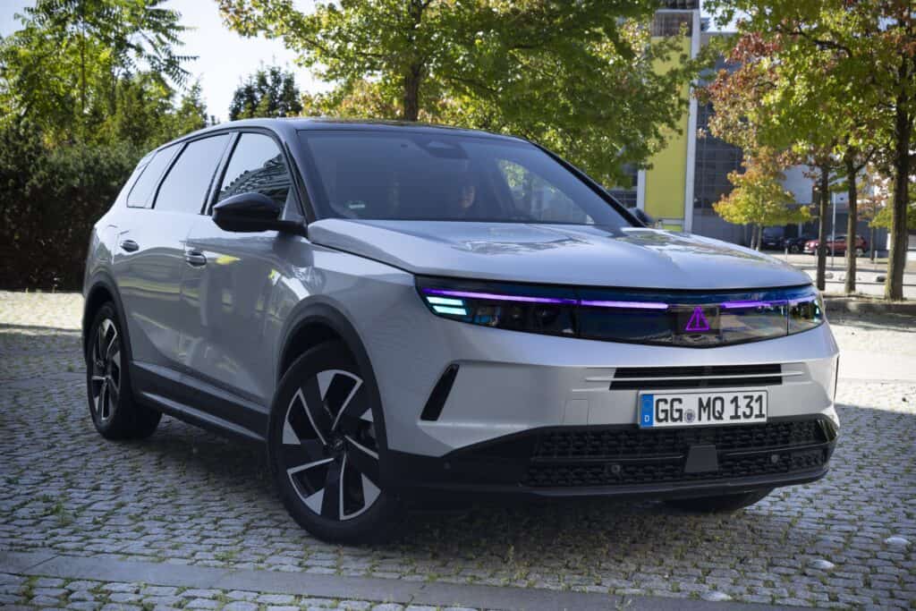 מבט על פס התאורה הקדמי שמציג אור סגול להולכי רגל באופל גרנדלנד החשמלי