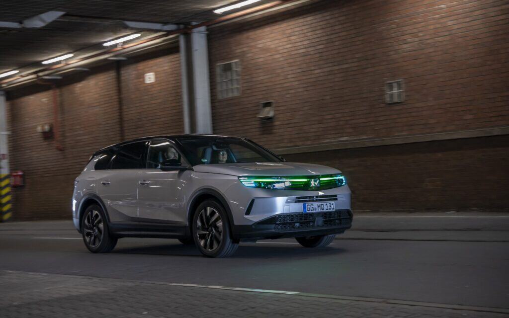 אופל גרנדלנד חשמלי בנסיעה על כביש