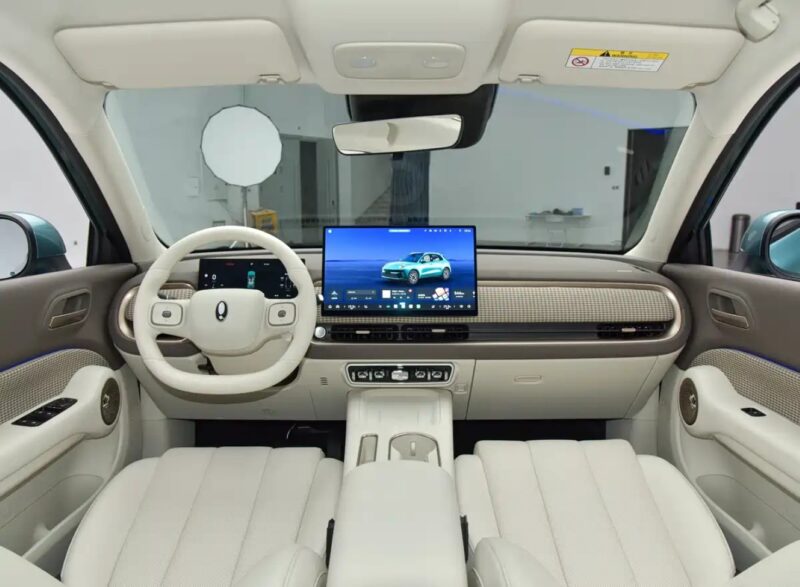 פנים הרכב וסביבת הנהג של אורה 5