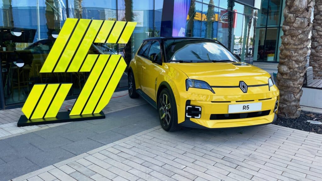 רנו 5 העדכנית בצבע צהוב לצד הלוגו 5 בישראל