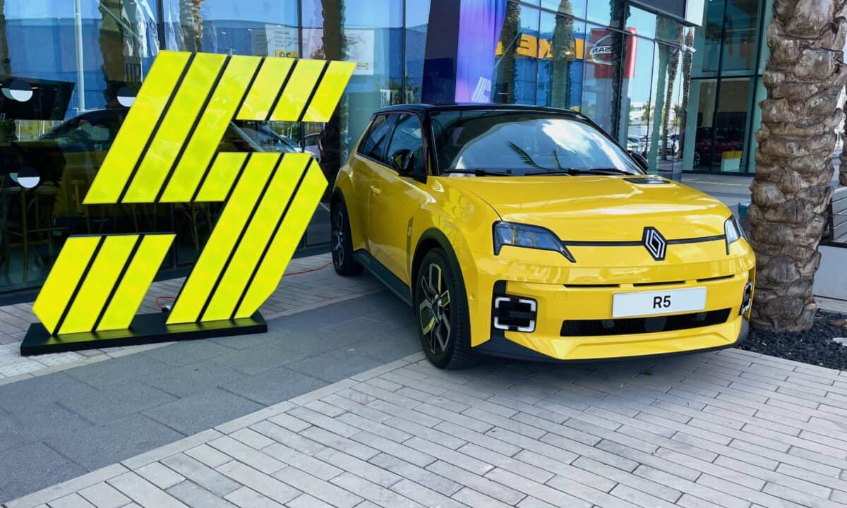 רנו 5 העדכנית בצבע צהוב לצד הלוגו 5 בישראל