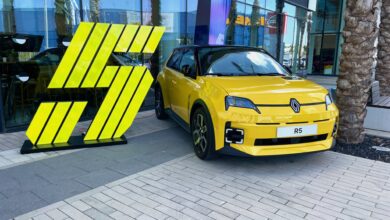 רנו 5 העדכנית בצבע צהוב לצד הלוגו 5 בישראל