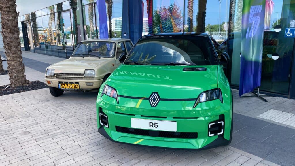 רנו 5 העדכנית בצבע ירוק לצד המכונית המקורית משנות ה-70