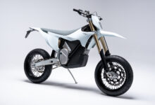 אופנוע חשמלי סטארק וורג SM בצבע לבן