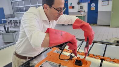 קובי אביטל עובד עם כפפות על סוללת מתח גבוה של רכב חשמלי