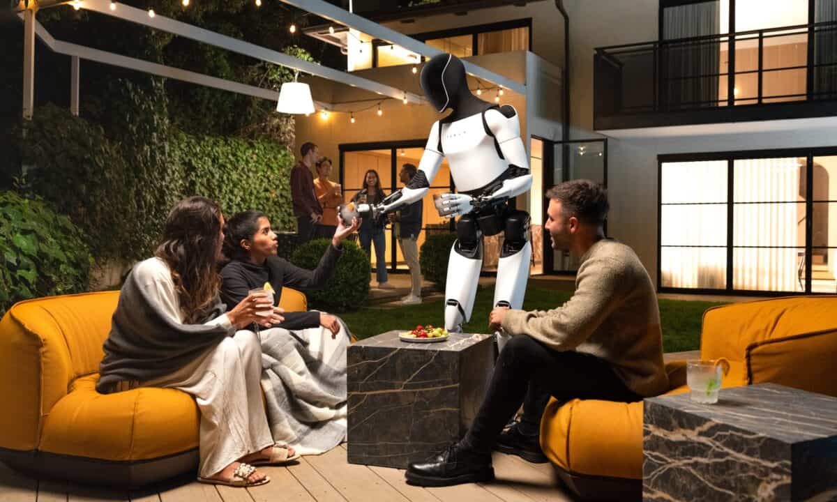 טסלה אופטימוס מגיש משקאות במסיבה ביתית