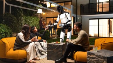 טסלה אופטימוס מגיש משקאות במסיבה ביתית