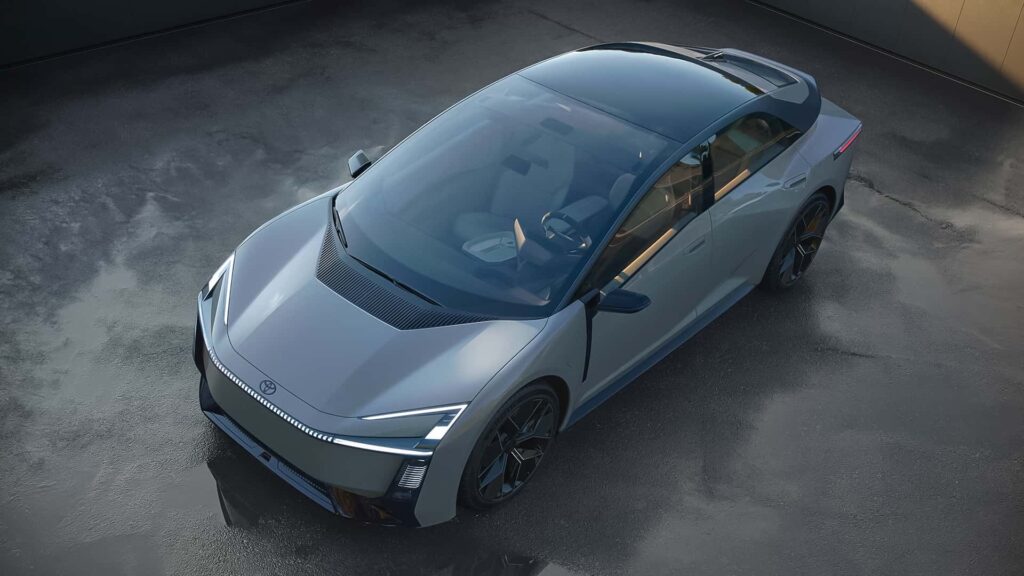 מבט מהאוויר על טויוטה קורולה קונספט חשמלית