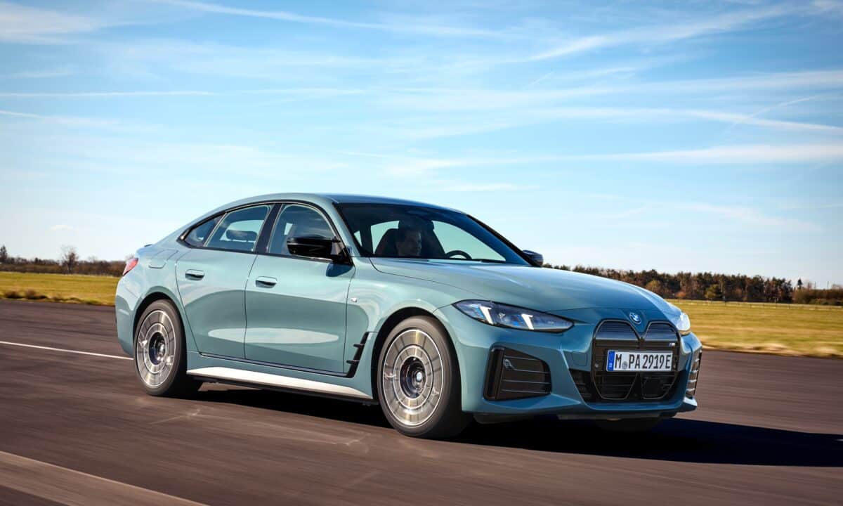 ב.מ.וו i4 גרסת 2026 בצבע כחול בהיר בנסיעה על כביש