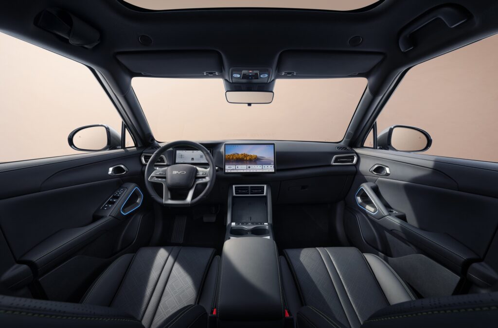 רכב חשמלי מודרני עם טכנולוגיה מתקדמת ובקרת מגע חכמה במושב הנהג