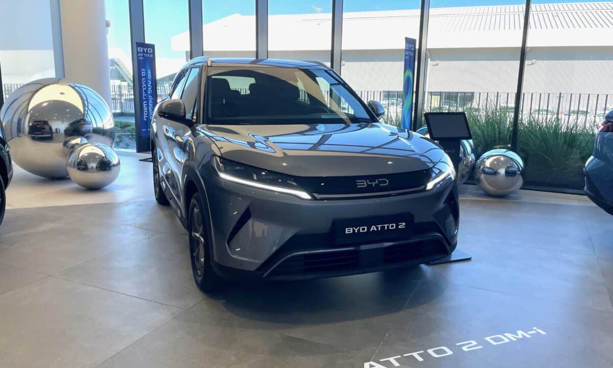 BYD אטו 2 קומפורט בצבע אפור כהה באולם התצוגה בראשון לציון