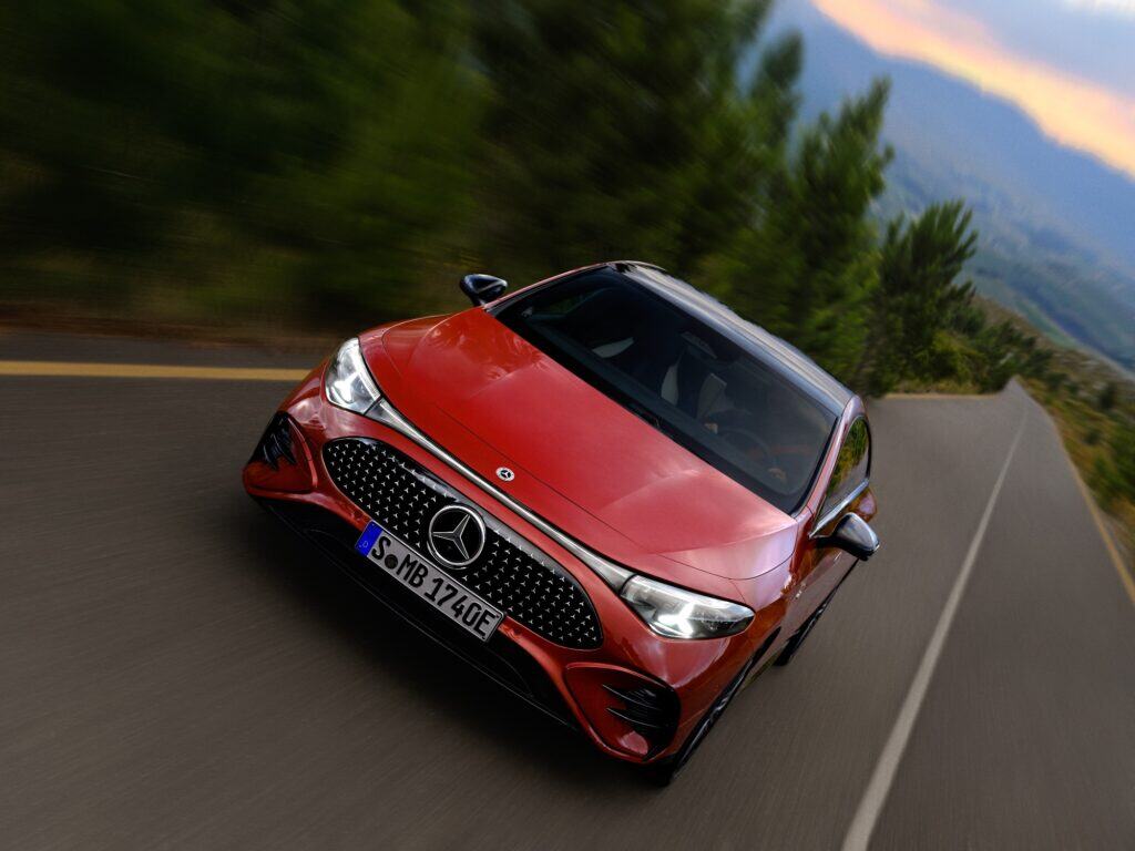 מרצדס CLA חשמלית בצבע אדום