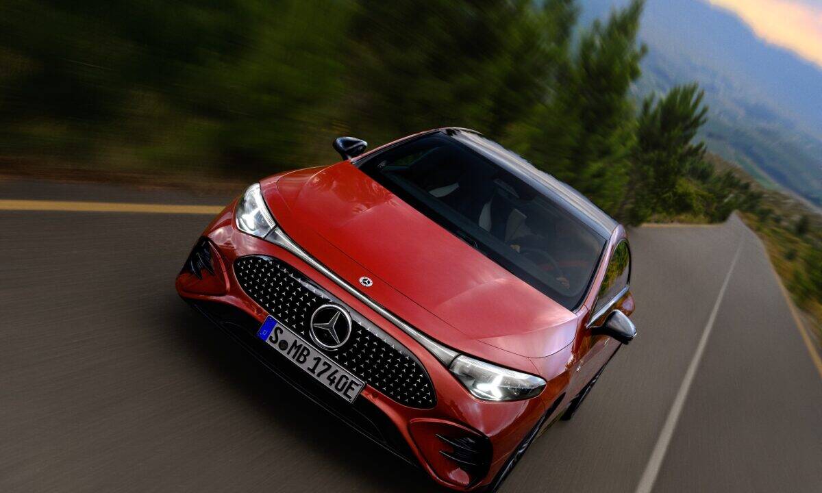 מרצדס CLA חשמלית בצבע אדום