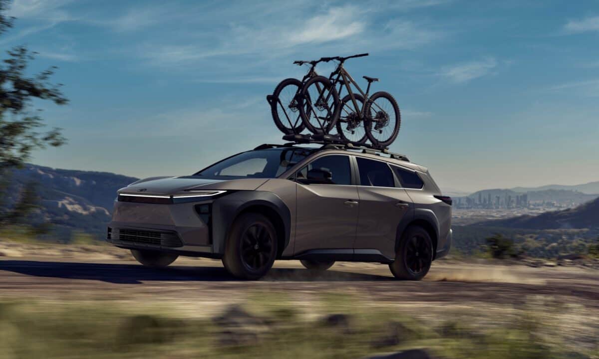 טויוטה bZ וודלנד בנסיעה עם שני זוגות אופניים מחוברים לגג הרכב