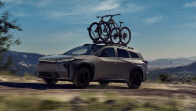 טויוטה bZ וודלנד בנסיעה עם שני זוגות אופניים מחוברים לגג הרכב