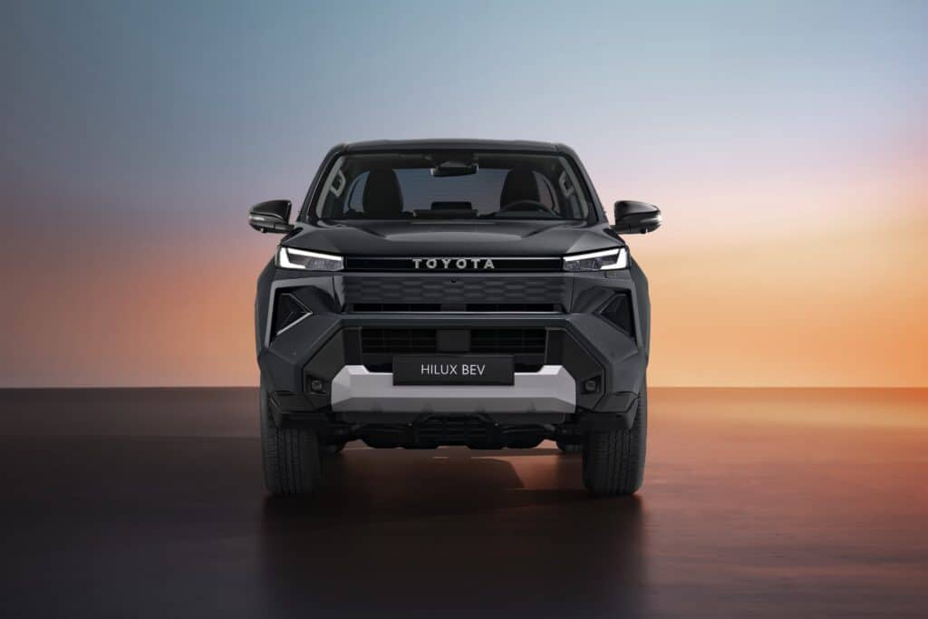מבט קדמי על טויוטה היילקס חשמלי