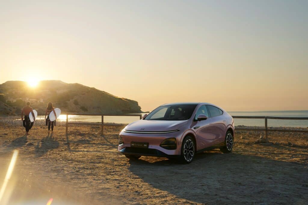 אקספנג G6 מודל 2026 בצבע ורוד חונה בחוף ים