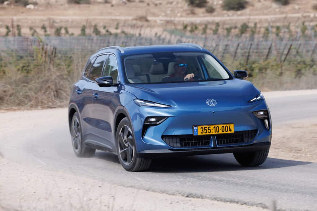 MG S5 כחולה בנסיעה