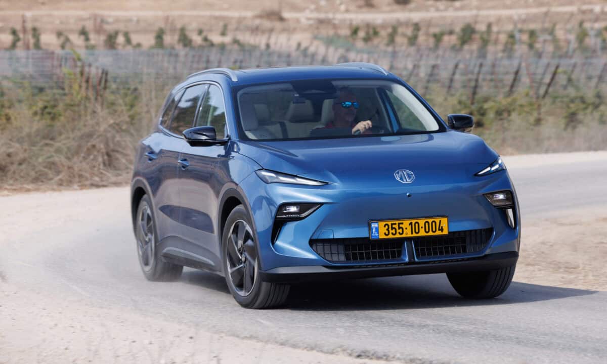 MG S5 כחולה בנסיעה