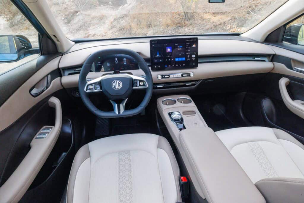 פנים הרכב וסביבת הנהג של MG S5