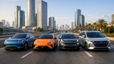 ארבעה רכבים חשמליים בנסיעה על כביש בישראל