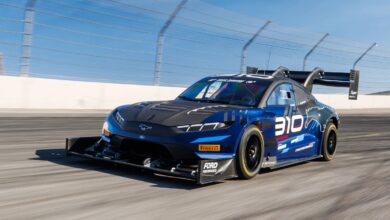 פורד סופר מוסטאנג מאך-E בנסיעה על מסלול מירוצים